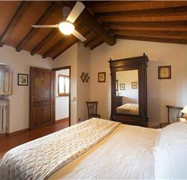 A selection of 2-3 bedroom apartments with shared pool near Florence, Sleeps 4-6